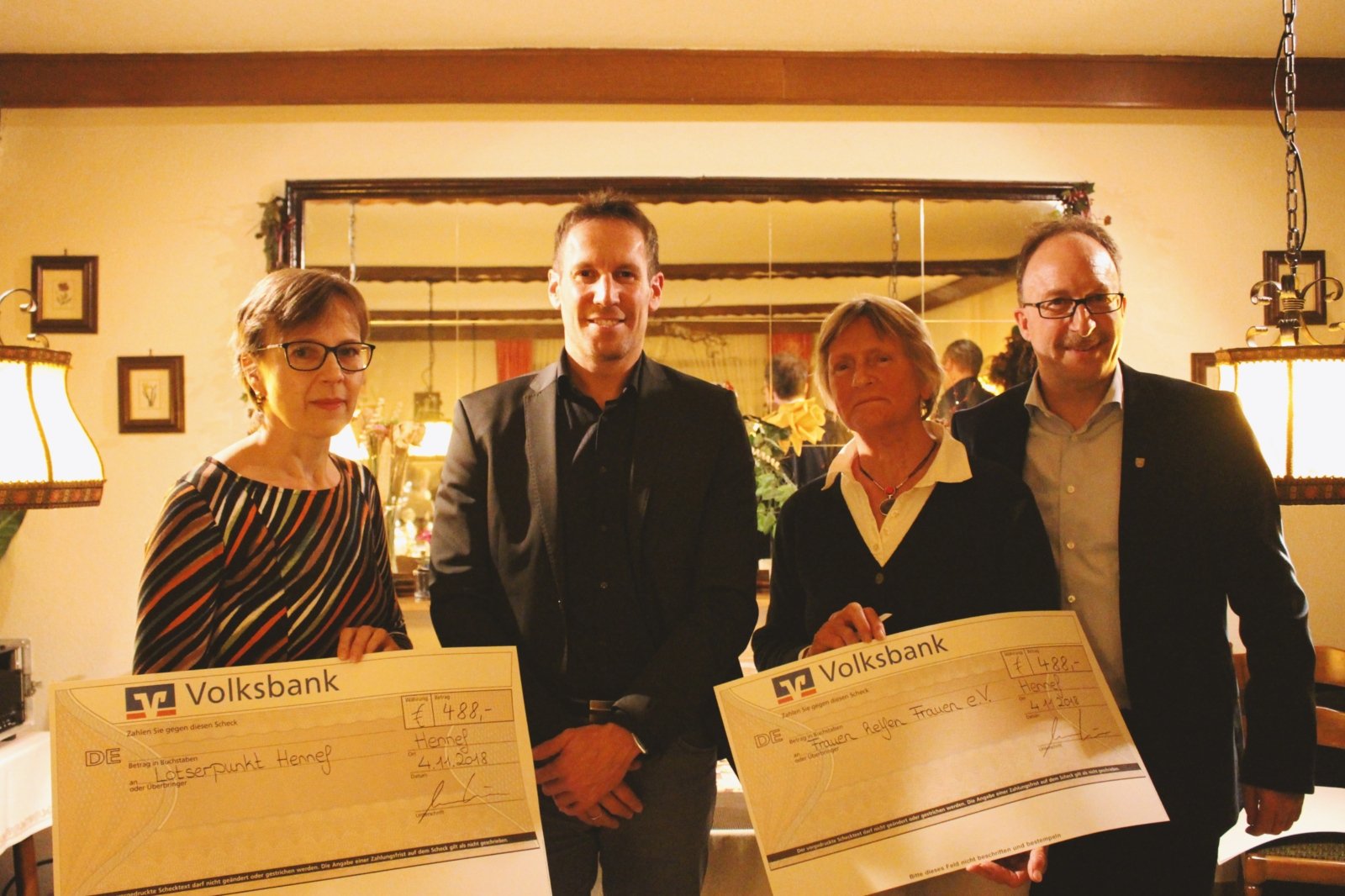 (v.l.n.r.) Doris Hofmann (Koordinatorin), Marc Lüke (Filialleiter Volksbank Köln Bonn eG), Petra Lichtenberg (Vorsitzende Frauen helfen Frauen e.V.), Thomas Wallau (stellvertr. Bürgermeister) (c) C. Hofmann