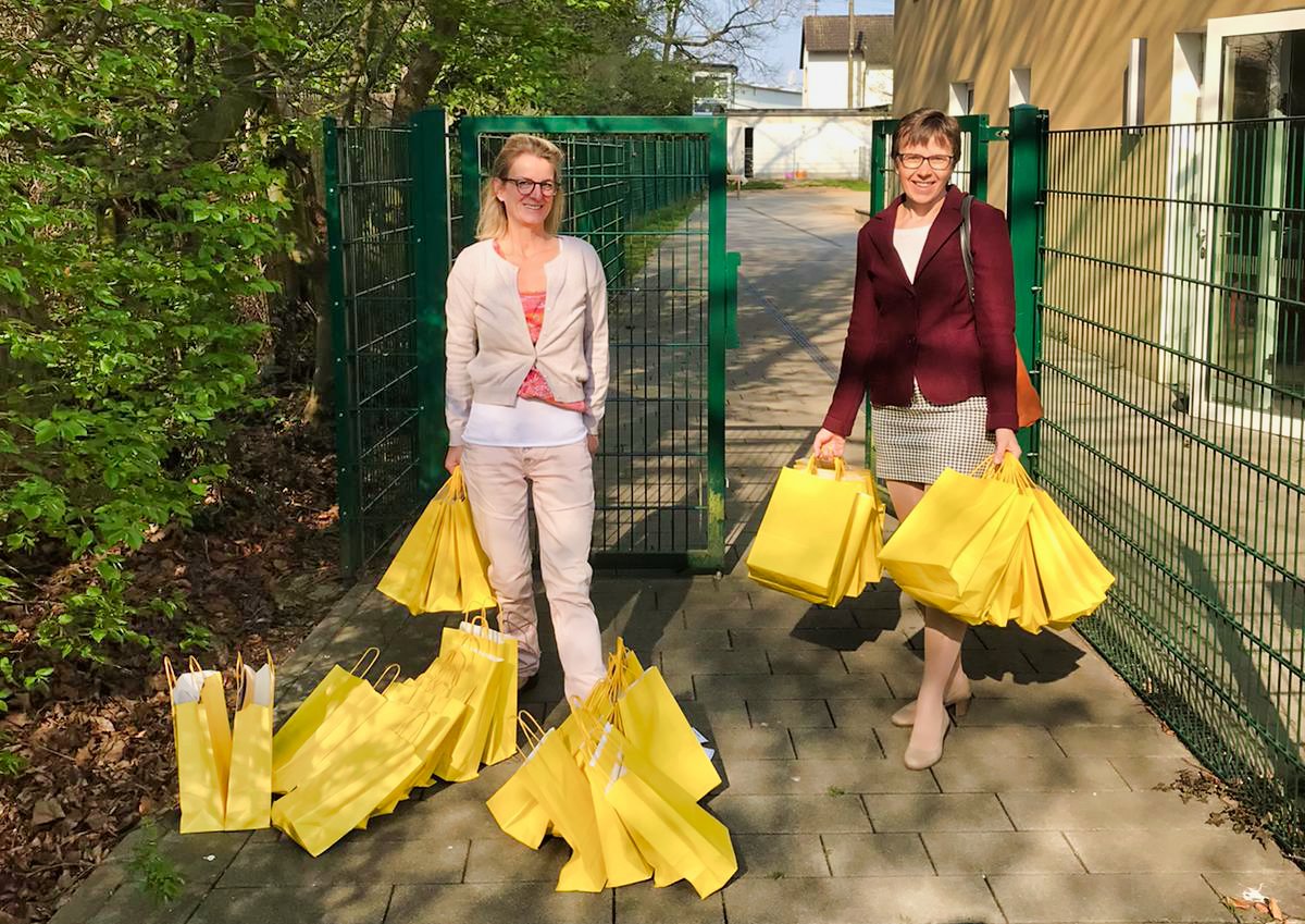 (v.l.n.r.) Nicole Kamps (KiTa-Leitung) und Doris Hofmann (Koordinatorin Lotsenpunkt Hennef) (c) Privat