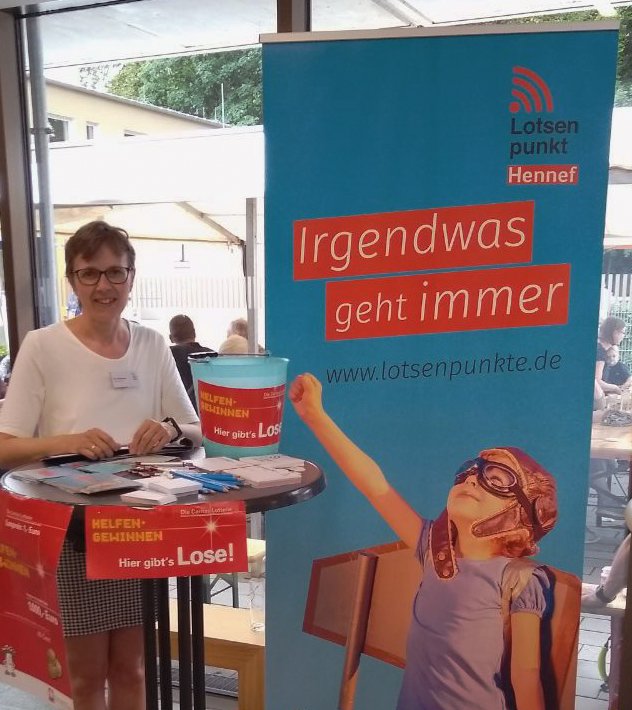 Koordinatorin Doris Hofmann am Lotsenpunkt-Stand (c) Lotsenpunkt Hennef