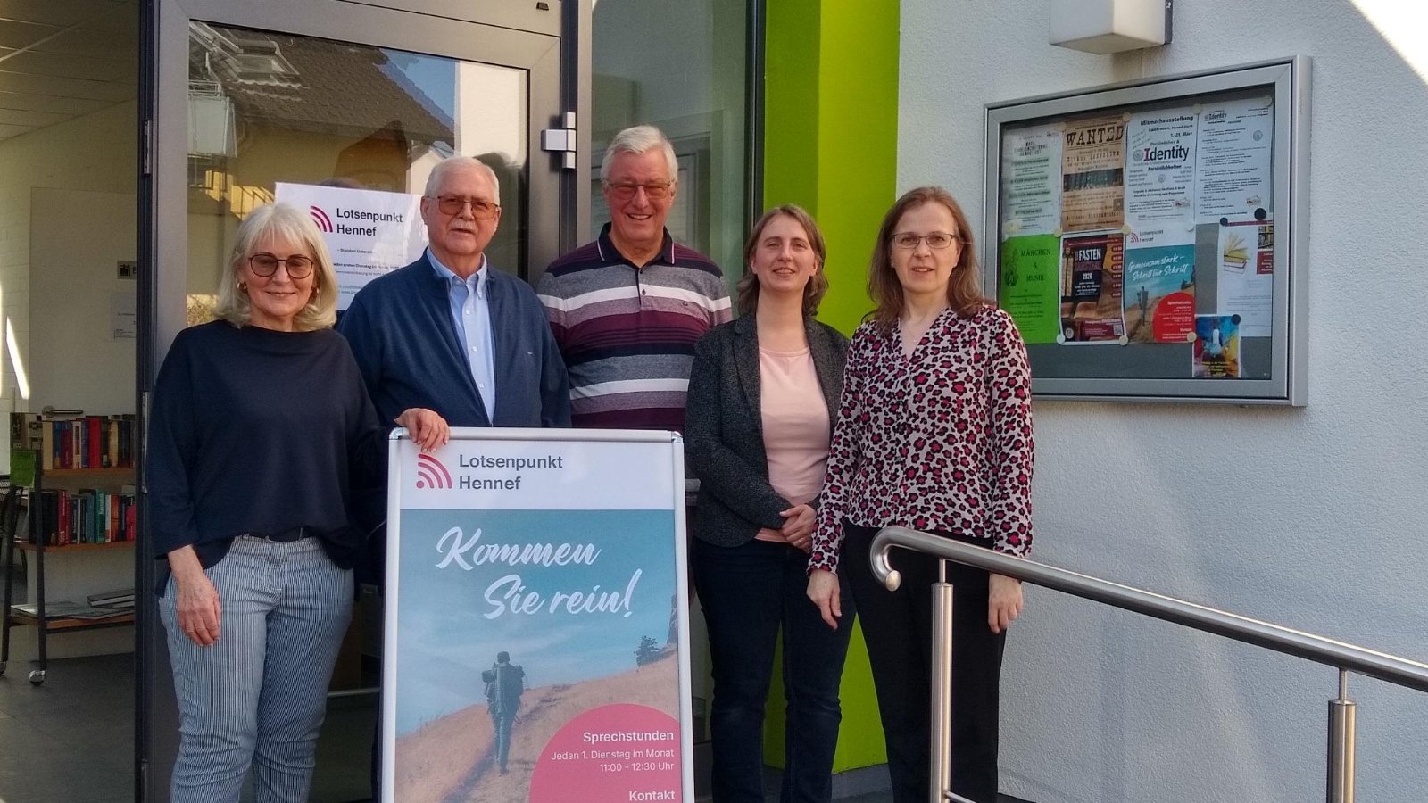 Eingangsbereich des neuen Standortes, von links nach rechts Leni Gödtner, Klaus Jünger, Wolfgang Velten, Dr. Sarah Patt, Doris Hofmann (c) Privat